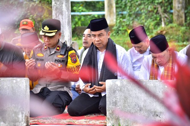 
					Bupati Kampar, Ahmad Yuzar menghadiri Ziarah Kubur Ghayo Onam (Foto: Istimewa)