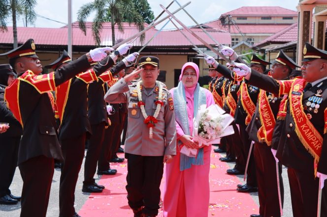 
					Tradisi pedang pora pelepasan AKBP Ronal Sumaja (Foto: Istimewa)