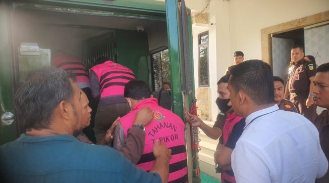 
					Para tersangka perkara KUR Bank Pelat Merah KCP Bangkinang dibawa ke Lapas Bangkinang menggunakan mobil tahanan Kejari Kampar (Foto: YD/Konstan)