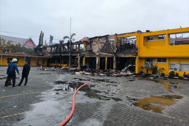 
					Kantor Disnakertrans  Provinsi Riau di Jalan Pepaya, Kota Pekanbaru terbakar (Foto:Istimewa)