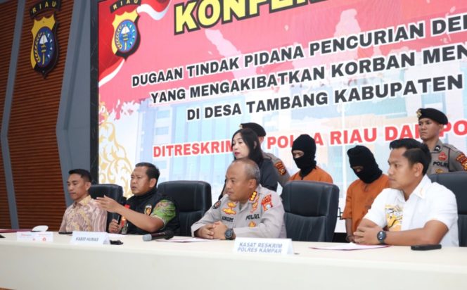 
					Konferensi pers Polda Riau terkait dugaan tindak pidana pencurian dengan kekerasan yang mengakibatkan korban meninggal dunia. (Foto: Istimewa)