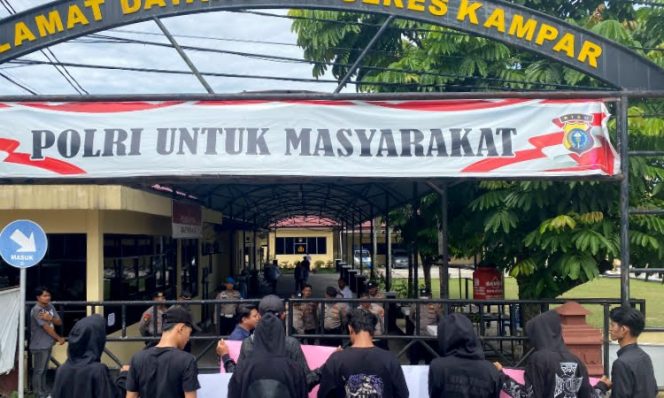
					Demo Kantor Polres Kampar (Foto: Istimewa)