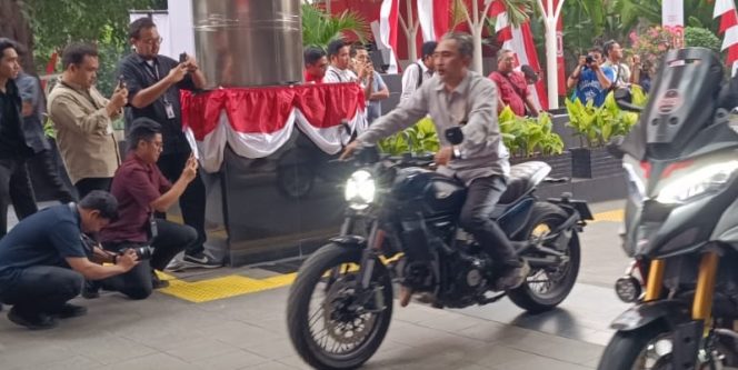 
					Motor Ducati Scrambler yang disita dari Immanuel Ebenezer Gerungan alias Noel (tengah). (Foto: RMOL)