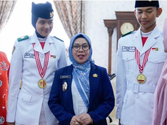 
					Wakil Bupati Kampar, Misharti bersama Alya Zahra Khalisan, anggota Paskibraka Nasional Tahun 2025 (Foto: Istimewa)
