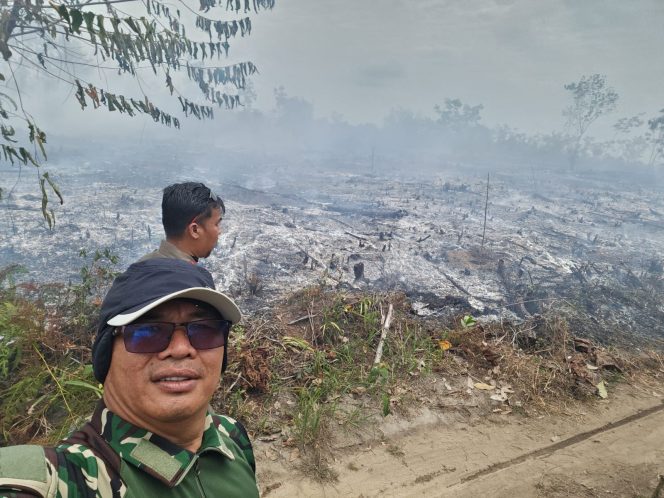 
					Camat Salo Kabupaten Kampar, Sofiandi turun ke lokasi Karhutla (Foto: Istimewa)