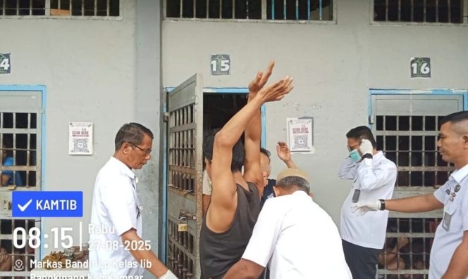 
					Razia di kamar hunian warga binaan Lapas Bangkinang (Foto: Istimewa)