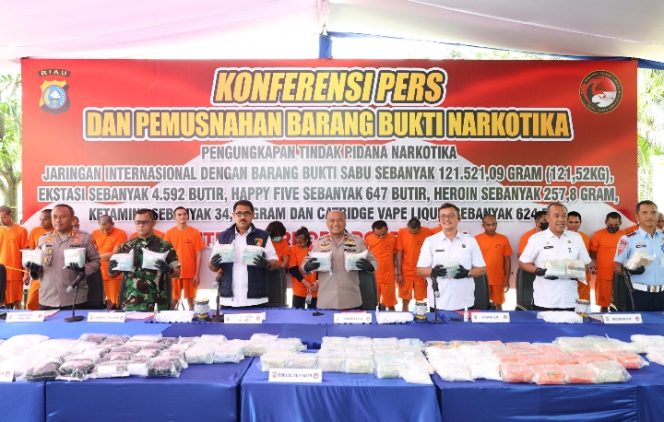 
					Konferensi pers pemusnahan barang bukti narkoba di Polda Riau (Foto: Istimewa)