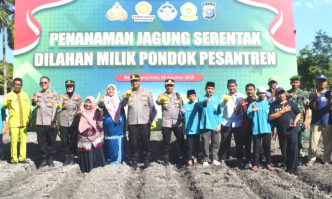 
					Kapolres Kampar, AKBP Boby Putra Ramadhan, foto bersama pada agenda penanaman jagung serentak. (Foto: Istimewa)