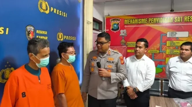 
					Kapolres Kampar AKBP Boby Putra menghadirkan terduga kasus pencabulan pada konferensi pers (Foto: Istimewa)
