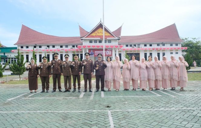 
					Kajari Kampar, Dwianto Prihartono foto bersama jajaran usai menggelar upacara Hari Lahir Kejaksaan ke 80 (Foto: Istimewa)