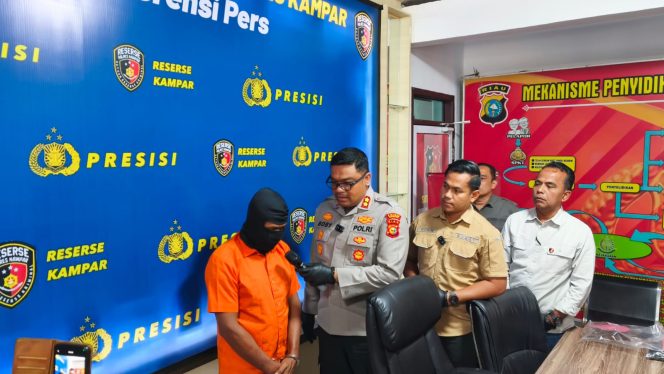 
					Terduga pelaku pembunuhan dihadirkan saat Polres Kampar menggelar konferensi pers (Foto: Istimewa)