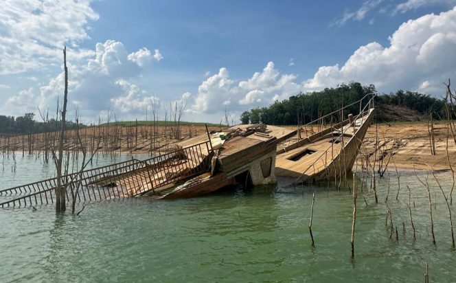
					Penampakan Kapal Banawa yang tenggelam di Danau PLTA Koto Panjang (Foto: Konstan)