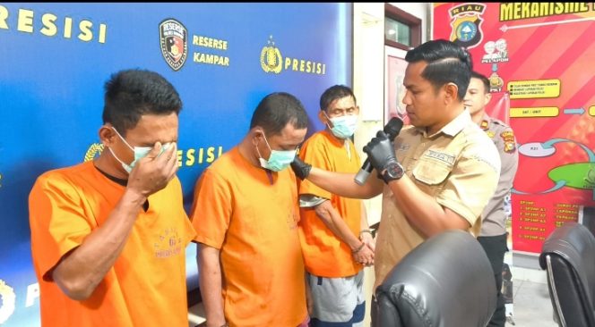 
					Tiga pelaku pembunuhan Ketua SPTI Kampar dihadirkan pada saat konferensi pers di Mapolres Kampar (Foto: Istimewa)