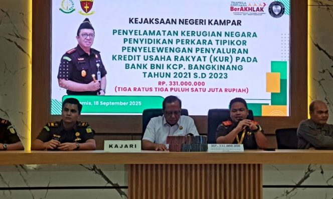 
					Kejari Kampar, Dwianto Prihartono, didampingi Kasi Pidus Eliksander Siagian, menggelar press rilis. (Foto: Konstan.co.id)