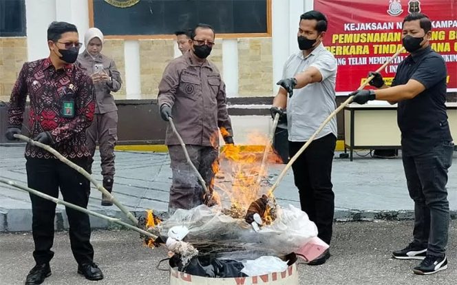 
					Kajari Kampar, Dwianto Prihartono melakukan pemusnahan barang bukti (Foto: Istimewa)