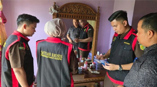 
					Tim penyidik Kejari Kampar melakukan penggeledahan di kediaman salah satu saksi kasus KUR BNI cabang Bangkinang (Foto: Istimewa)