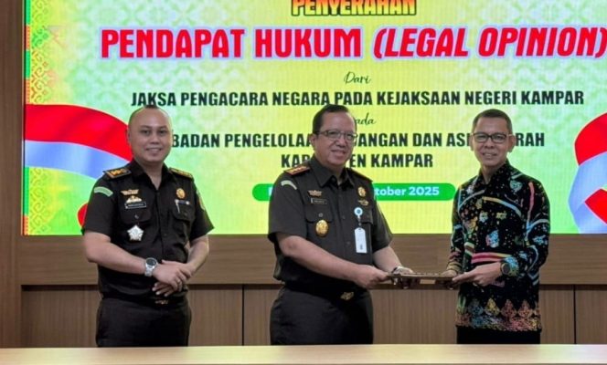
					Kejari Kampar Serahkan Legal Opinion Kepada BPKAD