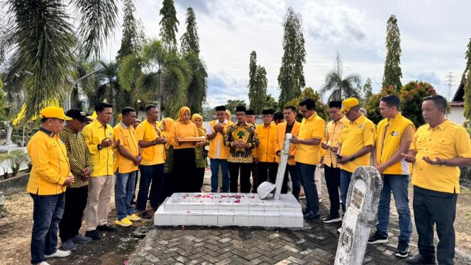 
					Momen Golkar Kampar Ziarah ke Makam Pahlawan (Foto: Istimewa)