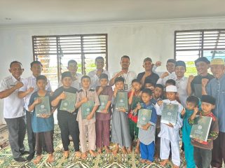 Sejumlah putugas Lapas Bangkinang bersama para Santri dan tokok masyarakat Desa Salo (Foto: Istimewa) 