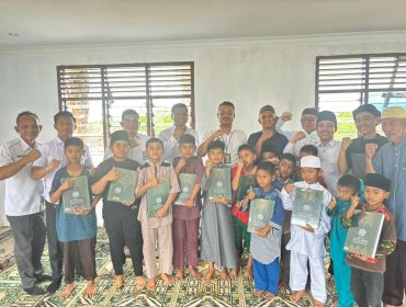Sejumlah putugas Lapas Bangkinang bersama para Santri dan tokok masyarakat Desa Salo (Foto: Istimewa) 