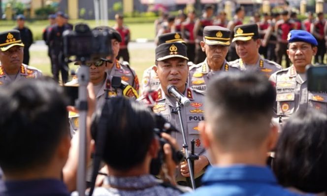
					Kapolda Riau, Irjen Herry Heryawan, memberikan keterangan usai apel pelepasan ratusan personel. (Foto: Istimewa)