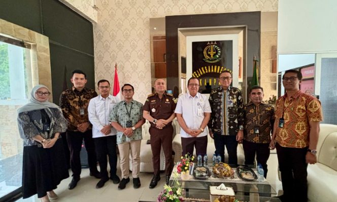 
					Kajari Kampar, Dwianto Prihartono bersama dengan Kasi Datun dan pimpinan Bank BRI Cabang Bangkinang. (Foto: Istimewa)