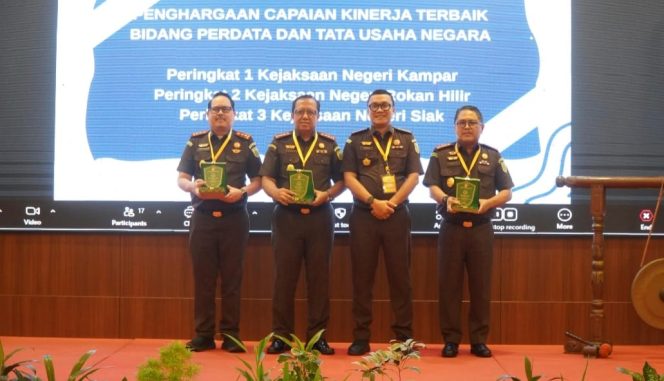 
					Kajari Kampar, Dwianto Prihartono foto bersama usai menerima penghargaan (Foto: Istimewa)