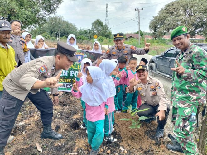 
					Polsek Tambang tanam pohon bersama (Foto: Istimewa)