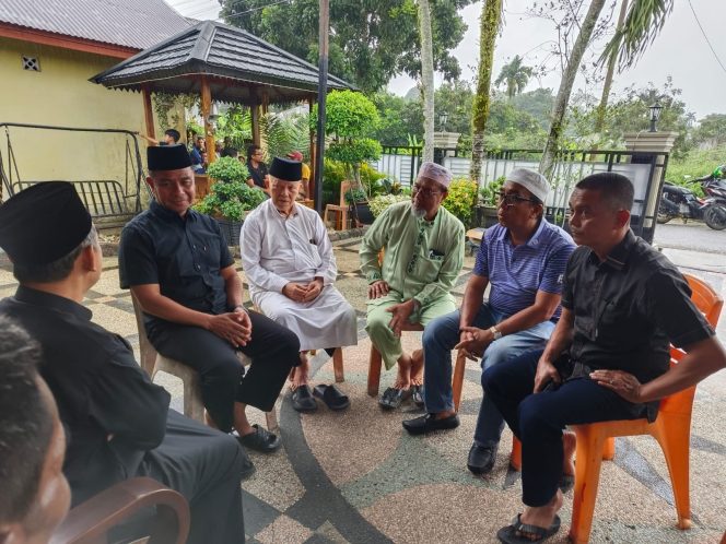 
					Bupati Kampar, Ahmad Yuzar di kediaman Almarhum Ahmad Zaki (Foto: Istimewa)