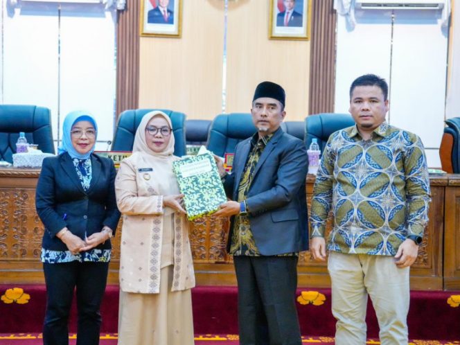 
					Wakil Bupati Kampar, Misharti menyerahkan 7 Ranperda kepada Ketua DPRD Kampar, Ahmad Taridi (Foto: Istimewa).