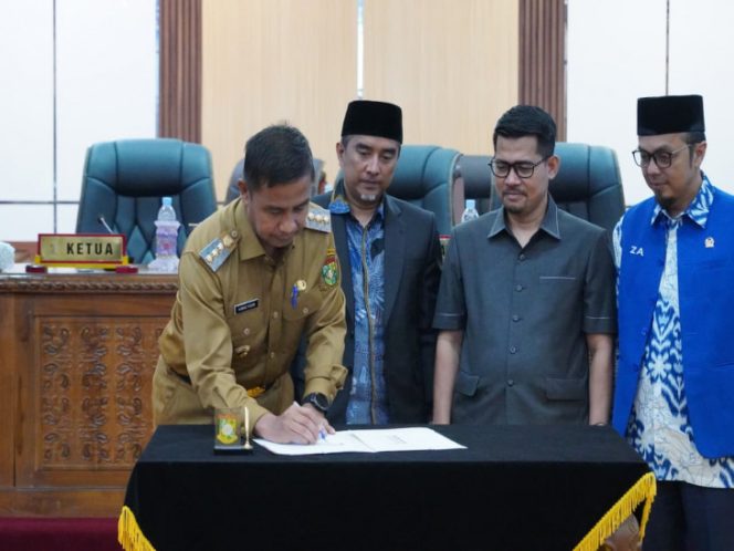 
					Bupati Kampar dan pimpinan DPRD Kampar melakukan penandatanganan (Foto: Istimewa)
