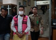 Tersangka JA, honorer di Sekretariat DPRD Kota Pekanbaru, digiring petugas Kejari Pekanbaru usai ditetapkan sebagai tersangka kasus dugaan SPPD fiktif dan anggaran makan minum Setwan 2024 (Foto: Istimewa)