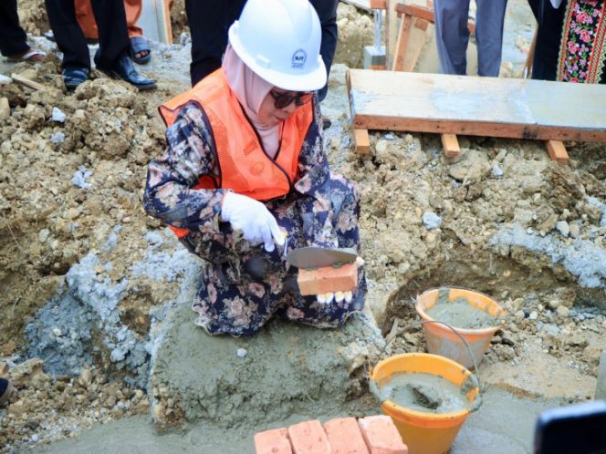 
					Wakil Bupati Kampar Letakkan Batu Pertama Pembangunan MI Miftahul Ulum di Lipat Kain