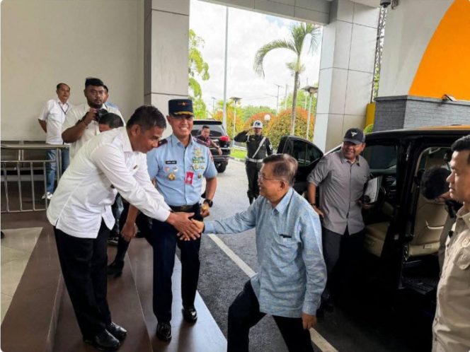 
					Bupati Kampar Sambut Jusuf Kalla di Wisuda Universitas Pahlawan