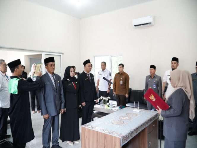 
					Wakil Bupati Kampar Lantik Tiga Pejabat Administrator Dukcapil