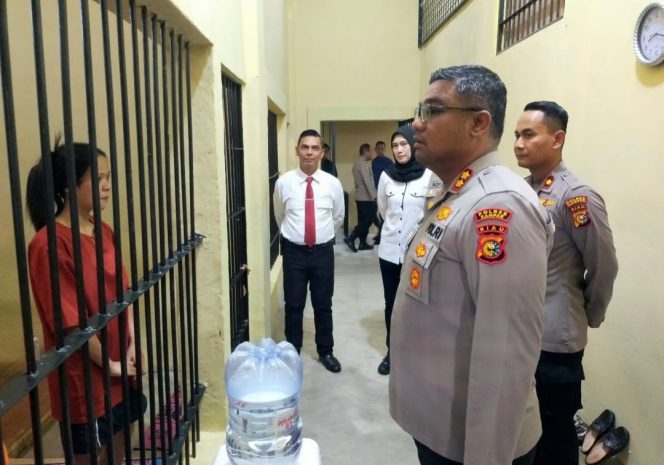 
					Kapolres Kampar, Boby Putra Ramadhan saat meninjau kondisi Rutan Polres (Foto: Istimewa)