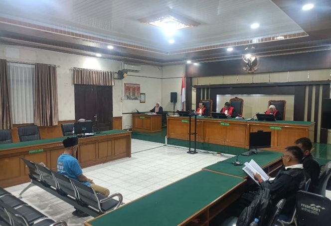 
					Mantan Kades Indra Sakti menjalani sidang tuntutan di PN Tipikor Pekanbaru (Foto: Istimewa)