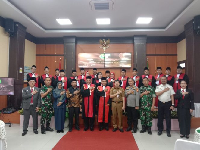 
					Pj Sekda Kampar, Ardi Mardiansyah, mewakili Bupati Kampar Ahmad Yuzar, foto bersama dengan jajaran PN Bangkinang (Foto: Istimewa)