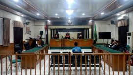 Mantan Kades Indra Sakti Kampar saat menjalani sidang tuntutan di Pengadilan Tipikor pada Pengadilan Negeri Pekanbaru, Senin (5/1/2026). (Foto: Istimewa)