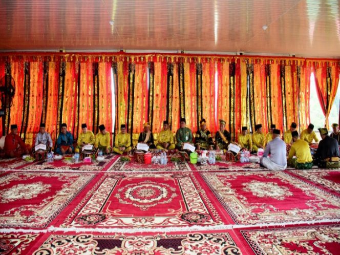 
					Bupati Kampar Hadiri Tradisi Makan Bajambau Usai Paripurna HUT ke-76