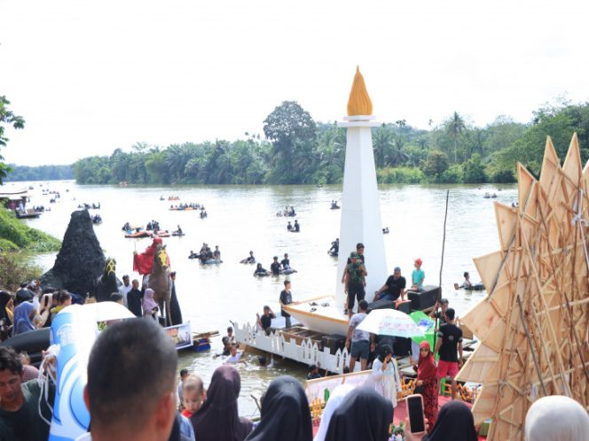 
					Wakili Bupati Kampar, Camat Bangkinang Lepas Delapan Sampan Hias di Balimau Kasai