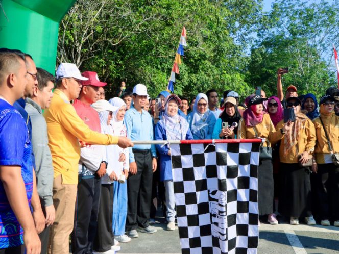 
					Bupati Kampar Lepas Jalan Santai dan CFD Universitas Pahlawan di Kebun Raya