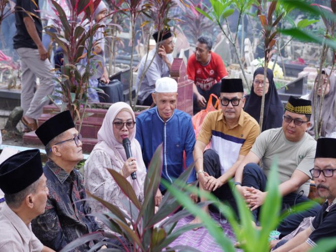 
					Misharti Ziarah ke Dua Makam Keluarga Jelang Ramadan