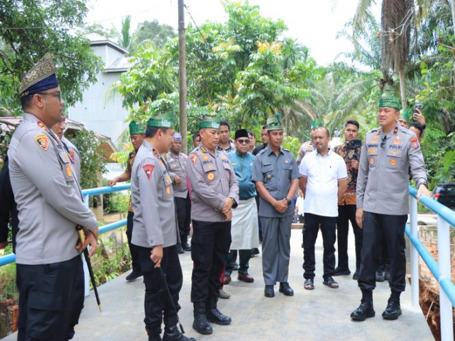 
					Plt. Kasatpol PP Kampar Dampingi Kapolda Riau Tinjau Pembangunan Jembatan Darurat di Desa Lubuk Agung