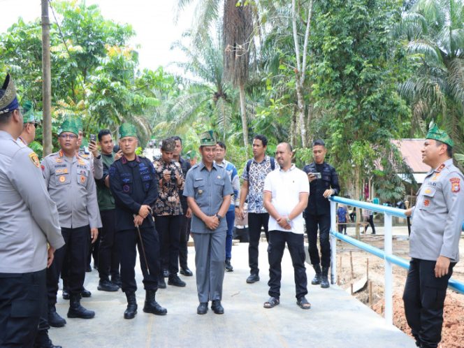 
					Bupati Kampar Dampingi Kapolda Riau Tinjau Pembangunan Jembatan di XIII Koto Kampar