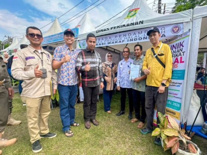 
					Bupati Kampar Tinjau Stand UMKM di Pesta Rakyat HUT ke-76, Serahkan Sertifikat Halal