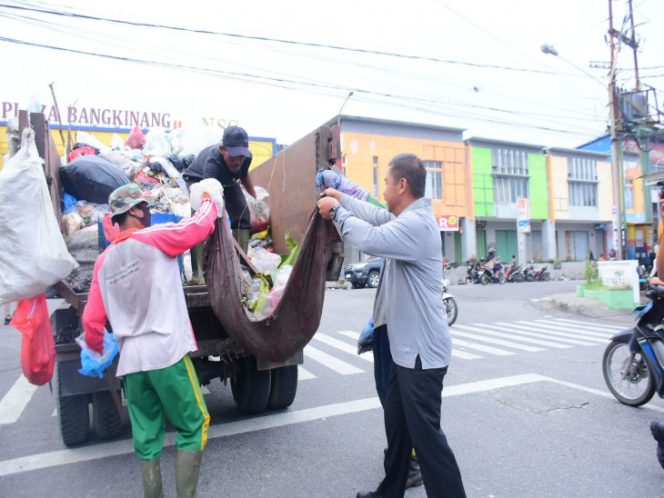 
					Bupati Kampar Pimpin Gotong Royong Massal Dukung Gerakan Indonesia ASRI