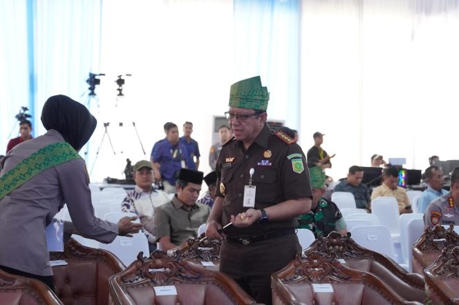 
					Kajari Kampar, Dwianto Prihartono saat mengikuti peresmian Jembatan merah putih (Foto: Istimewa)