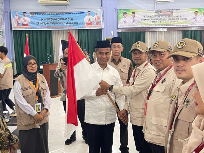 
					Bupati Kampar Hadiri Pelepasan Jemaah Haji, Beri Pesan Ini