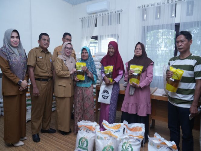 
					Wakil Bupati Kampar Salurkan Bantuan Bapanas, 401 KK di Kampar Utara Tersentuh Program Pangan